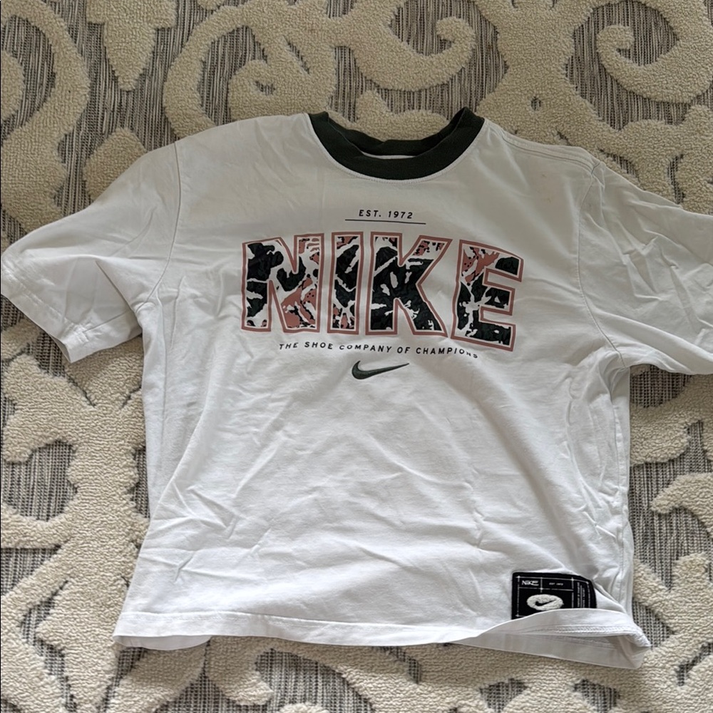 Women’s XS Nike Black Short Sleeve Tee with Eye-Catching Logo